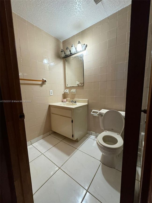 APT-215 - 210 W 68 Th St, Condo with 2 bedrooms, 2 bathrooms and null parking in Hialeah FL | Image 8
