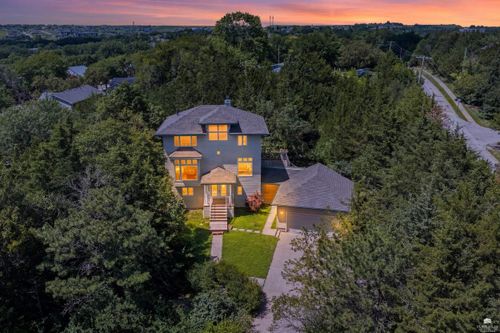 1900 Crescent Dr, Manhattan, KS, 66503-7538 | Card Image