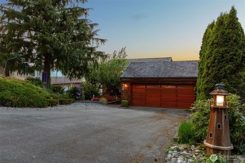 2180 Cove Dr, Oak Harbor, WA, 98277-8607 | Card Image