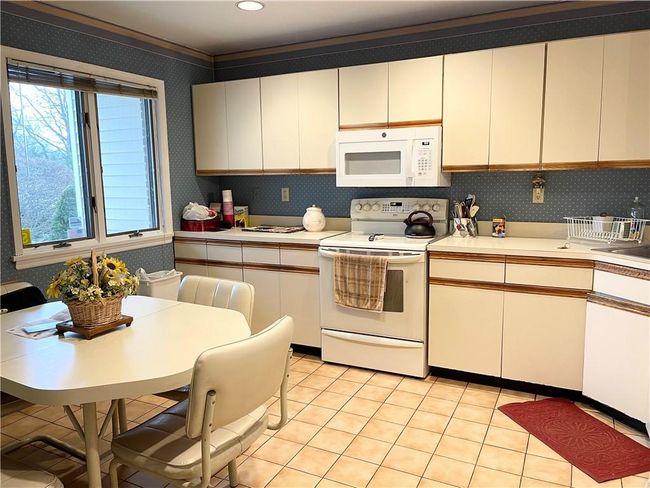 Large Eat in kitchen | Image 10