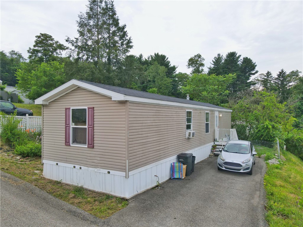 Mayfield Ln, West Mifflin, PA 15122