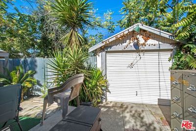 E 43rd Street, House other with 2 bedrooms, 1 bathrooms and 3 parking in Los Angeles CA | Image 3