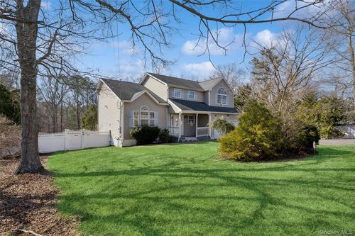 6 1st Ave, Holtsville, NY, 11742-4208 | Card Image