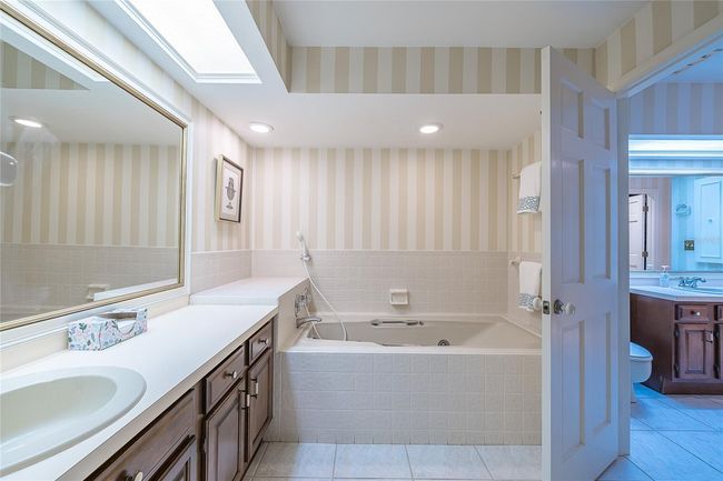 jack and jill bath with jacuzzi | Image 24