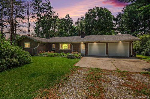 7047 Birchwood Dr, Mount Morris, MI, 48458-8807 | Card Image