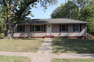 Ranch-style home featuring a front lawn | Image 1