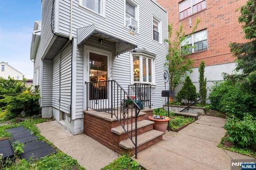 520 26th St, Union City, NJ, 07087-3704 | Card Image