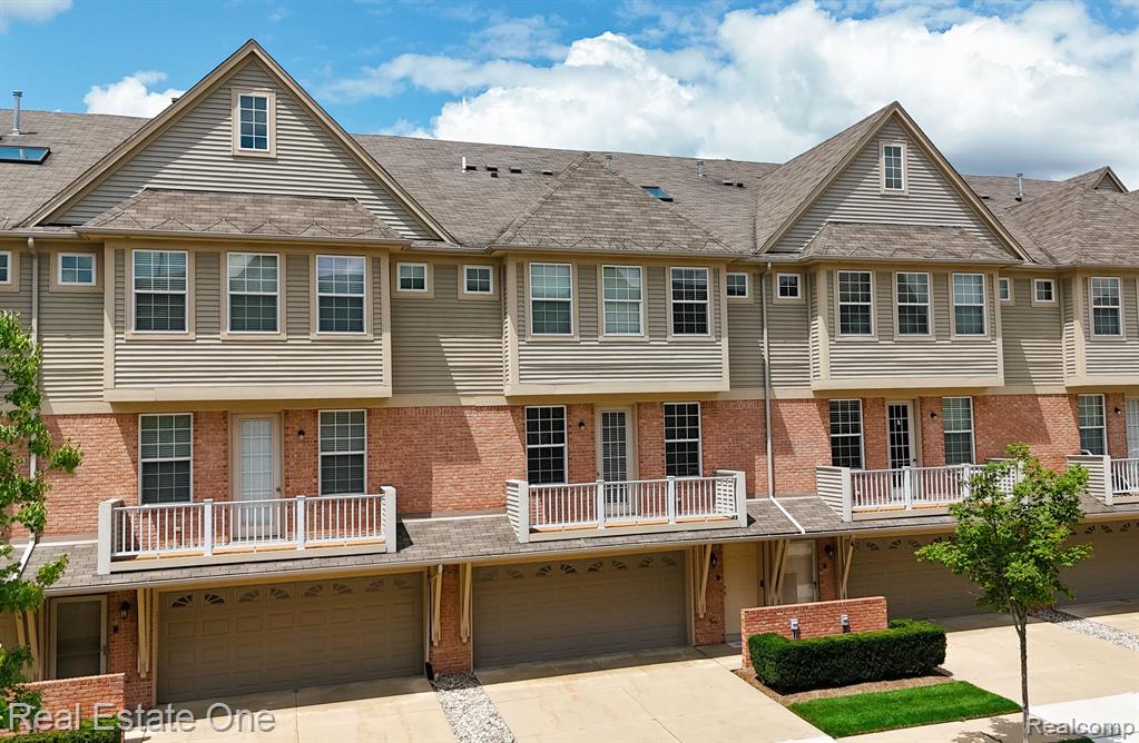 Sunset Dr, Shelby Township, MI 48316