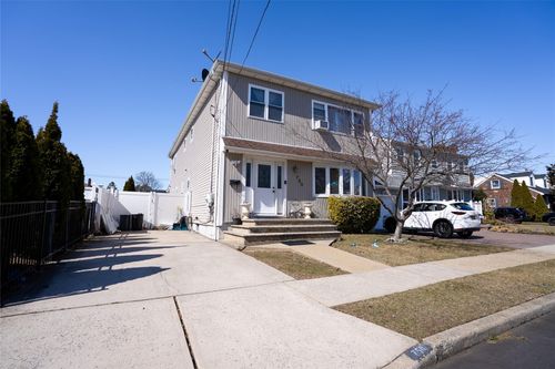 750 Taft St, North Bellmore, NY, 11710-1218 | Card Image