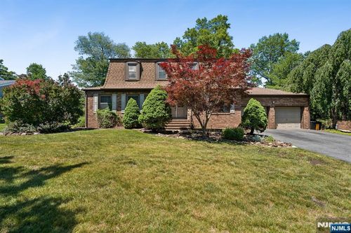 39 Robin Hood Way, Wayne, NJ, 07470-5427 | Card Image