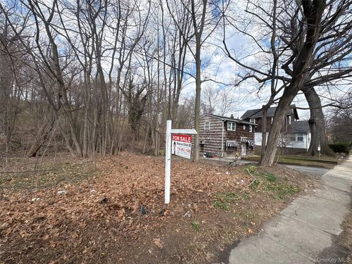 471 Community Dr, Manhasset, NY, 11030-3817 | Card Image