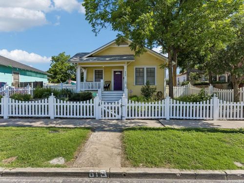 815 Burnet St, San Antonio, TX, 78202-1945 | Card Image