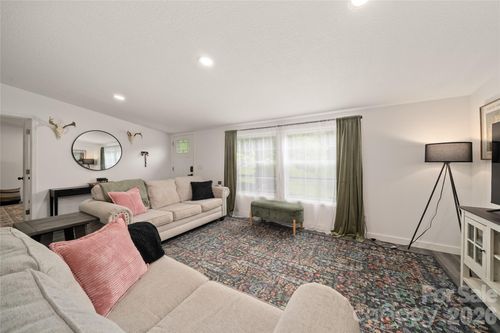 7 Wid Smith Rd, Burnsville, NC, 28714-7600 | Card Image