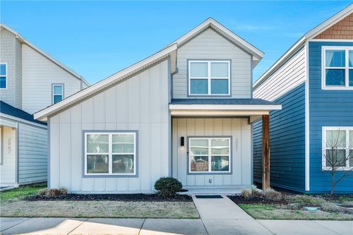 2001 S Florida Way, Fayetteville, AR, 72701-7166 | Card Image