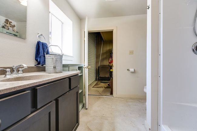 Barn Bath | Image 40