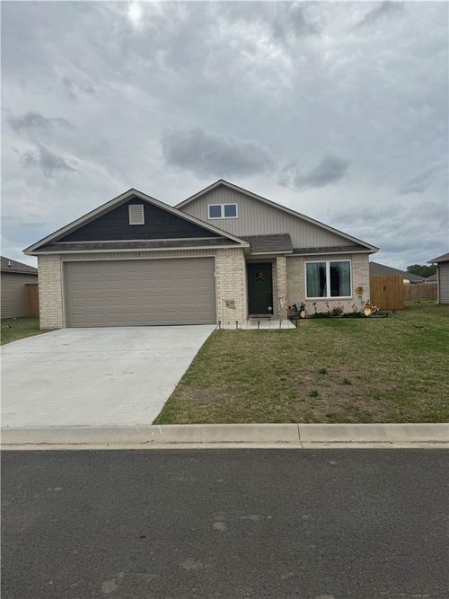 17 Fallen Oak Dr, Conway, AR, 72032-5048 | Card Image