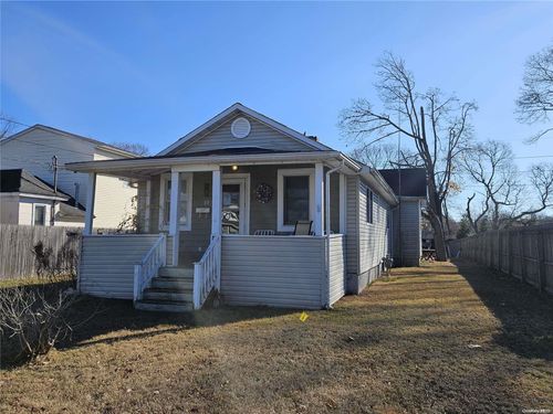 30 Park St, Blue Point, NY, 11715-1311 | Card Image