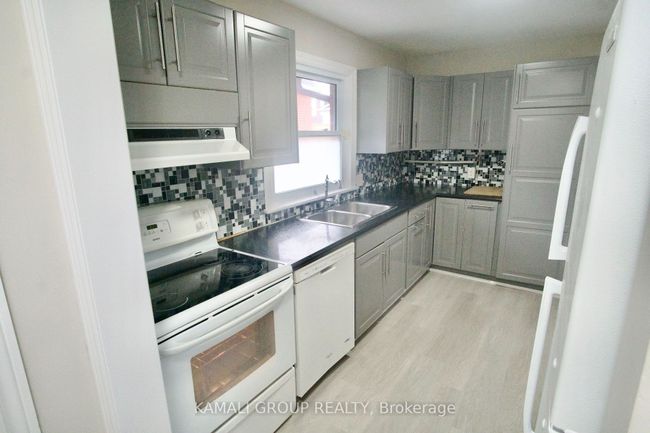 MAIN - 352 E 18 Th St, House other with 3 bedrooms, 2 bathrooms and 2 parking in Hamilton ON | Image 8