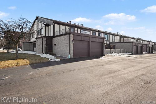 1034 Country Club Dr, Saint Clair Shores, MI, 48082-2939 | Card Image