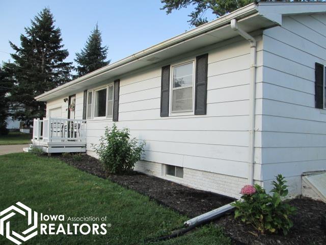 7th St, Chariton, IA 50049