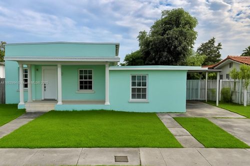 244 W 39th Pl, Hialeah, FL, 33012-4338 | Card Image