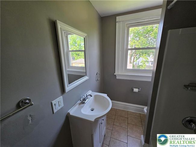402 Main St, Condo with 3 bedrooms, 1 bathrooms and null parking in HELLERTOWN PA | Image 12