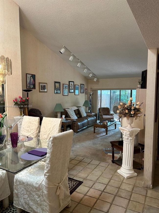 2M - 19943 Ne 5 Th Ct, Condo with 2 bedrooms, 2 bathrooms and null parking in Miami FL | Image 4