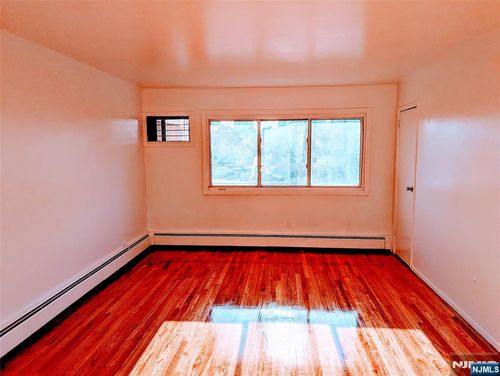 1599 Bergen Blvd, Leonia, NJ, 07605-1249 | Card Image