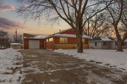 832 Home Pl, Faribault, MN, 55021-6671 | Card Image