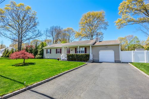 405 Puritan Dr, Shirley, NY, 11967-1431 | Card Image