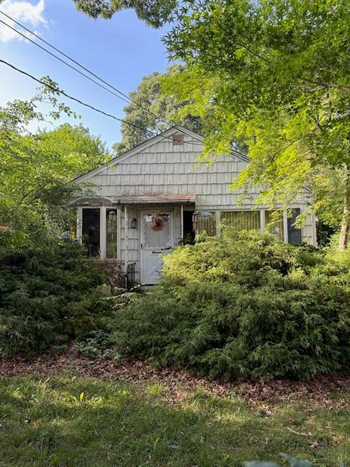 11 W Hemlock St, Islip, NY, 11751-2732 | Card Image