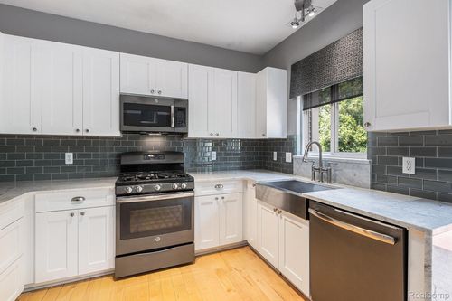 2046 Preserve Cir W, Canton, MI, 48188-2254 | Card Image