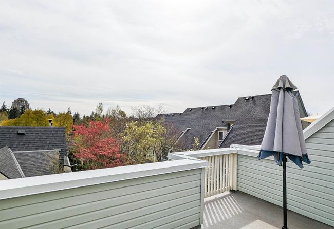 6828 Village Grn, Townhouse with 3 bedrooms, 2 bathrooms and 2 parking in Burnaby BC | Image 24
