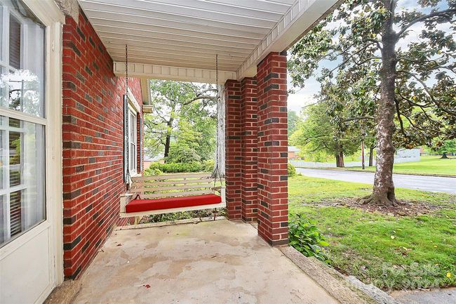 Side porch | Image 5