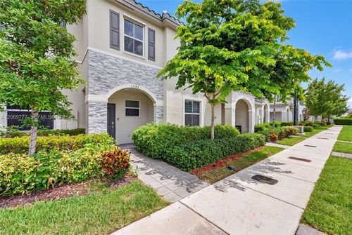 1586-1586 Se 27th Ter, Homestead, FL, 33035-2527 | Card Image
