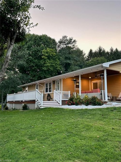 368 Westview Dr, Sparta, NC, 28675-8210 | Card Image