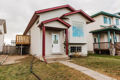 10657 73 Ave, House detached with 4 bedrooms, 2 bathrooms and 2 parking in Grande Prairie AB | Image 1