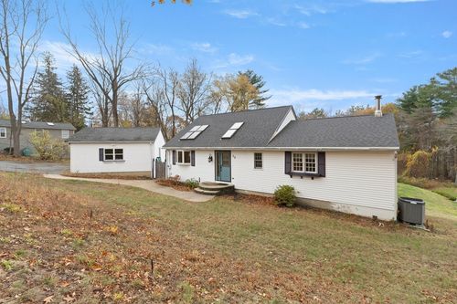 89 King St, Groveland, MA, 01834-1811 | Card Image