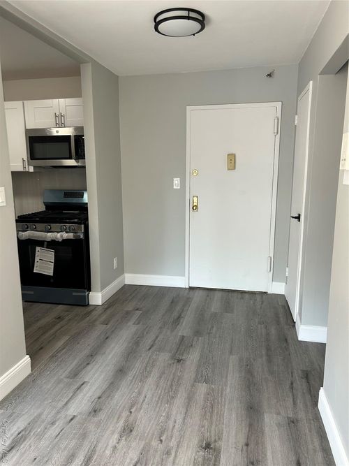 1b-124 Smith St, Hempstead, NY, 11550 | Card Image