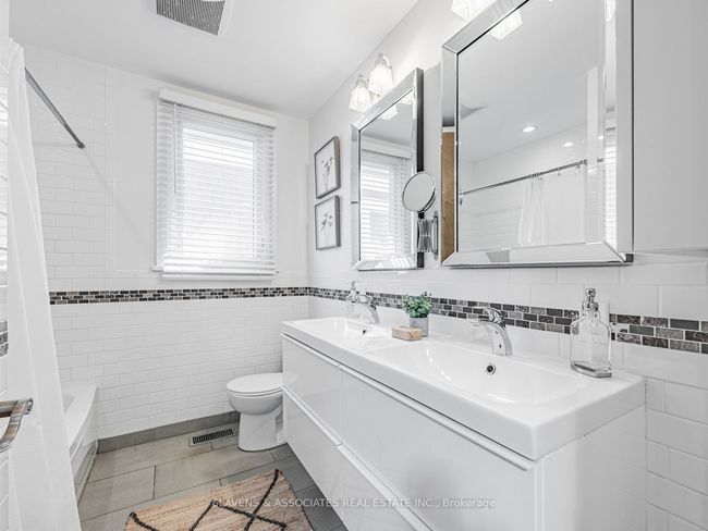 2063 Gerrard St E, House attached with 3 bedrooms, 2 bathrooms and 1 parking in Toronto ON | Image 22