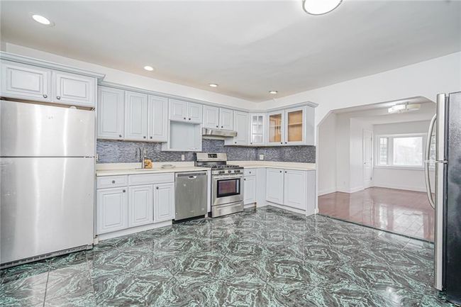 592 39 Th St, Home with 5 bedrooms, 2 bathrooms and null parking in Brooklyn NY | Image 8