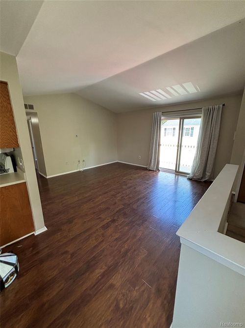 28-7751 Lake Ridge Dr, Waterford, MI, 48327-4168 | Card Image