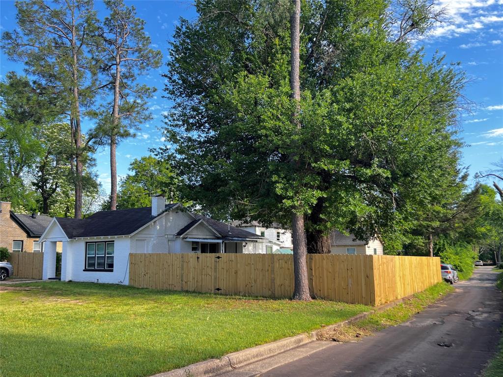 1320 W Oakwood, For Sale in Tyler Zoocasa