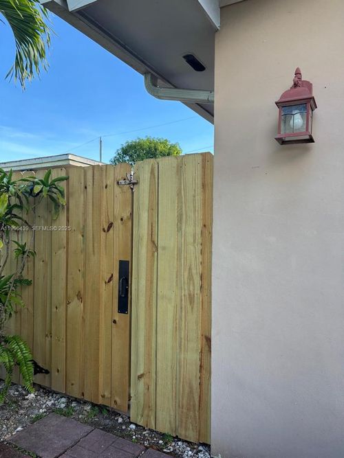 0-8635 Sw 102nd Ave, Miami, FL, 33173-3942 | Card Image