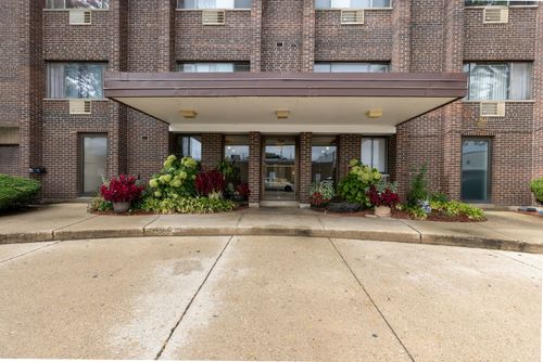 303e-4624 Commons Dr, Chicago, IL, 60656-4203 | Card Image