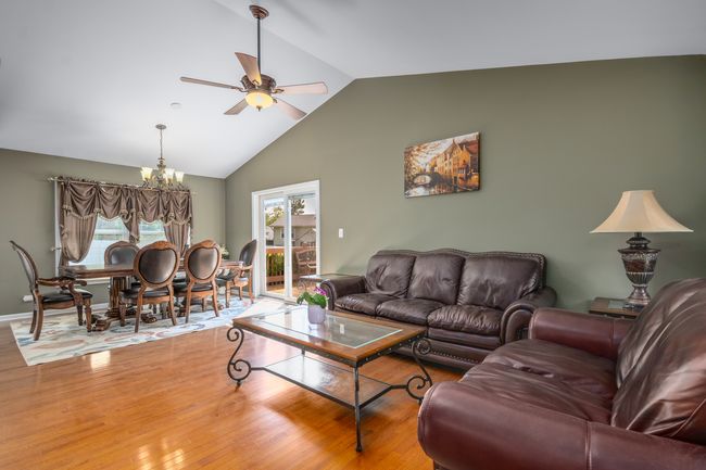 832 Debra Ln, House other with 3 bedrooms, 3 bathrooms and 2 parking in Elk Grove Village IL | Image 6