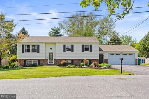 667 Locust St, HUMMELSTOWN, PA, 17036-8942 | Card Image