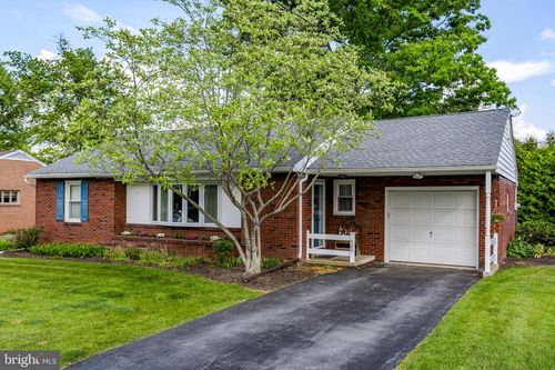 529 S 6th St, DENVER, PA, 17517-1105 | Card Image