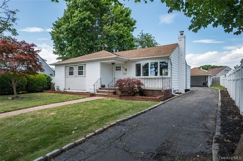 258 Gilling Rd, Seaford, NY, 11783-1003 | Card Image