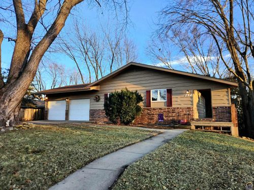 712 Delaware Dr, Ozawkie, KS, 66070-9570 | Card Image